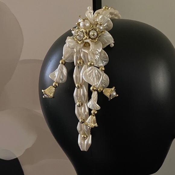 Beautiful Vintage 90’s Faux Pearl and Floral Headband with Gold tone Accents - Picture 2 of 7